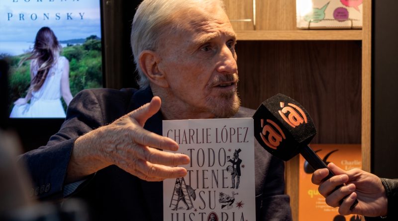 El origen de lo cotidiano: Charlie López deslumbró en la Feria del Libro con “Todo tiene su historia”